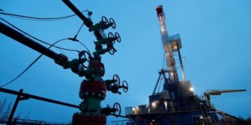 With record pump prices, Biden hard-pressed to ramp up Russia sanctions